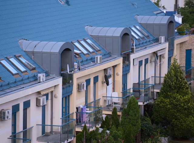 Un edificio con techo azul